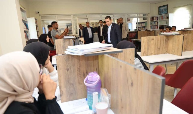 Başkan Özyavuz kütüphanede öğrencilerle bir araya geldi
