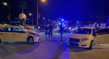 Bilecik'te iki otomobil çarpıştı: 4 yaralı