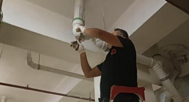 Boruya sıkışan yavru kedi itfaiye ekipleri tarafından kurtarıldı
