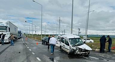 Çevre yolunda silobas ile hafif ticari araç çarpıştı: 6 yaralı