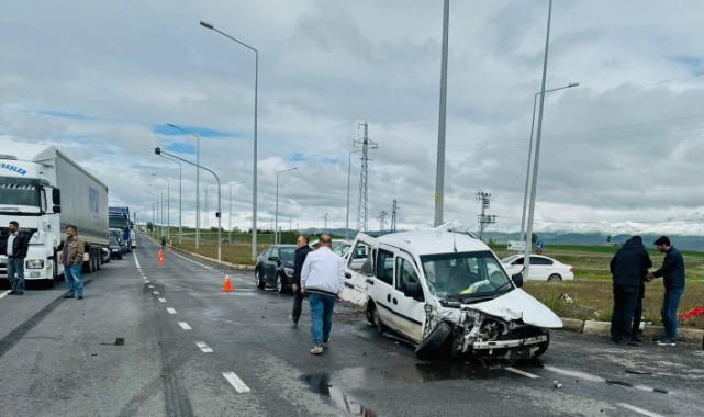 Çevre yolunda silobas ile hafif ticari araç çarpıştı: 6 yaralı