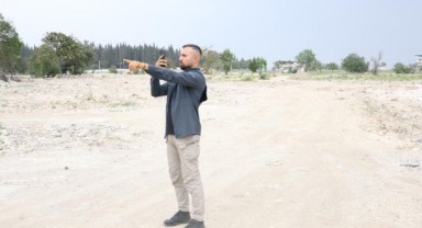 Deprem bölgesini gezerek görüntüleyen genç, memleket özlemini gideriyor