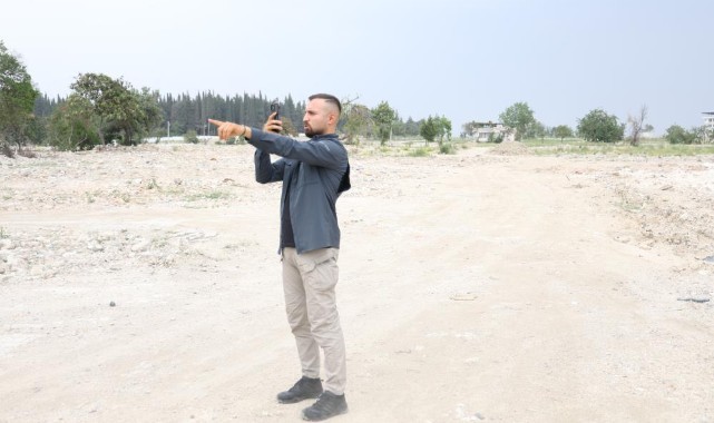 Deprem bölgesini gezerek görüntüleyen genç, memleket özlemini gideriyor