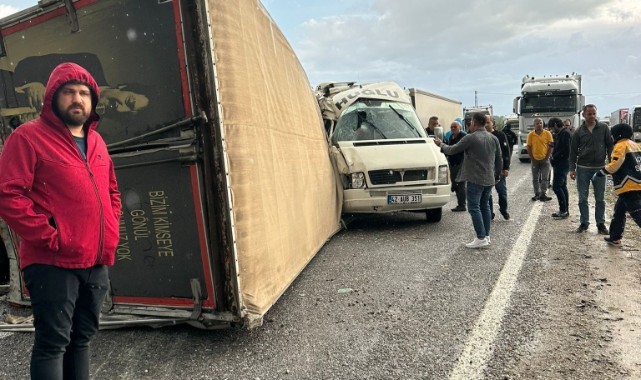 Devrilen kamyon minibüsle çarpıştı: 14 yaralı