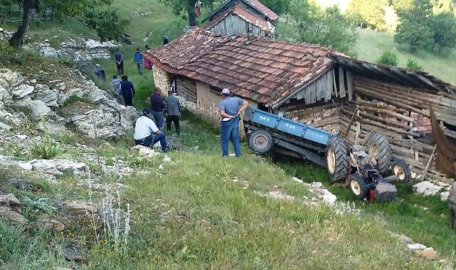Devrilen traktörün altında kalan genç hayatını kaybetti