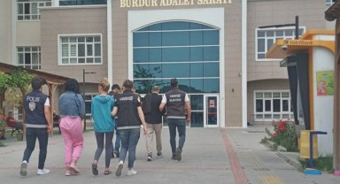 Durdurulan araçta uyuşturucu çıktı: 4 tutuklama