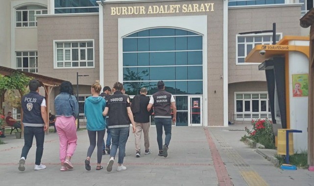 Durdurulan araçta uyuşturucu çıktı: 4 tutuklama