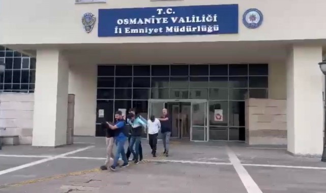 Durdurulan otomobilin bagajından kaçak göçmen çıktı