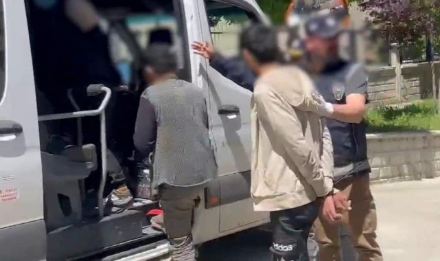 Düzensiz göçmen ve göçmenleri taşıyan araçta uyuşturucu ele geçirildi