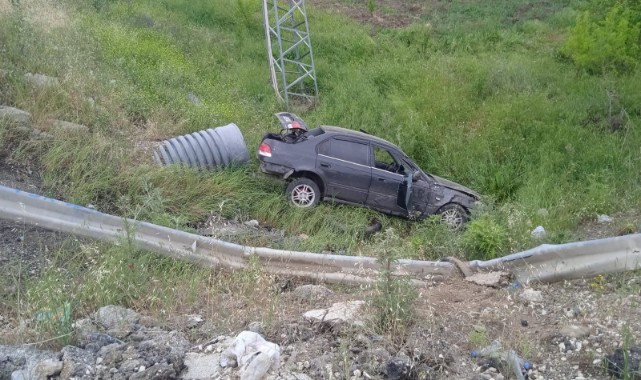 Elazığ’da otomobil şarampole uçtu: 2 yaralı