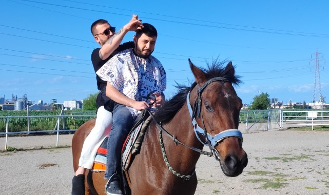 Ender görülen olay at üzerinde tıraş etti!