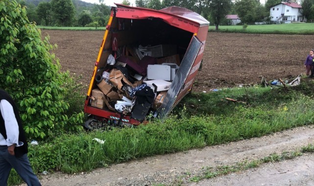 Ev eşyası taşıyan kamyon tarlaya uçtu: 2 yaralı