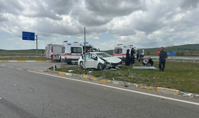 Feci kaza: iki otomobil çarpıştı: 11 yaralı