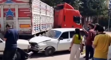 Freni tutmayan tır, çocuk parkı önündeki araçlara çarparak durabildi