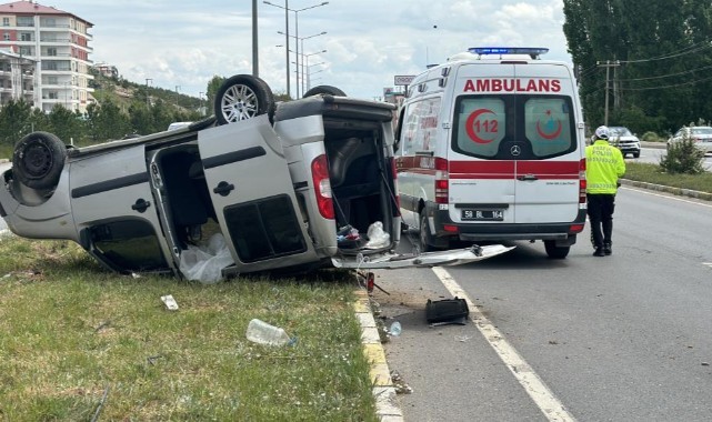 Hafif ticari araç devrildi: 3 yaralı