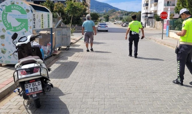 Hafif ticari araç ile motosiklet çarpıştı: 2 yaralı
