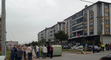 Hafif ticari araç ile motosiklet çarpıştı: 3 yaralı