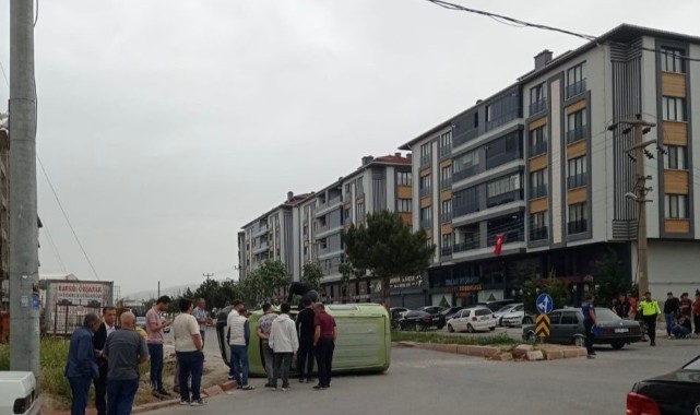 Hafif ticari araç ile motosiklet çarpıştı: 3 yaralı