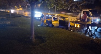 Hafif ticari araç otomobile çarptı: 2 yaralı