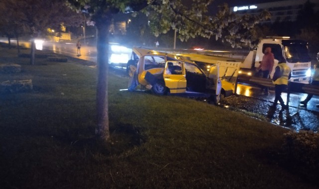 Hafif ticari araç otomobile çarptı: 2 yaralı