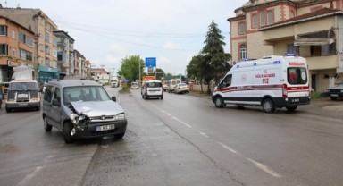 Hafif ticari araç patpata çarptı: 1 yaralı