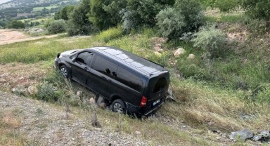 Hafif ticari araç şarampole devrildi: 5 kişi yaralandı