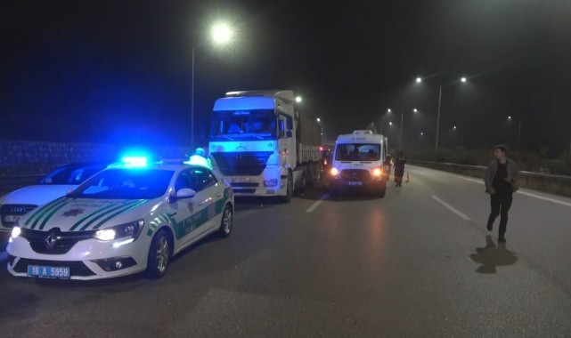 Hafif ticari araç tıra ok gibi saplandı: 1 ölü