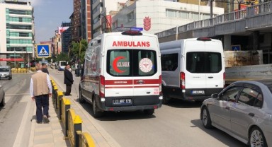 Hafif ticari aracın çarptığı kadın yaralandı