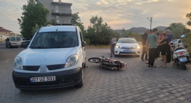 Hafif ticari araçla motosiklet çarpıştı: 1 yaralı