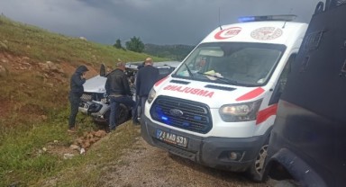 Hafriyat kamyonu ile polis aracı çarpıştı: 1 yaralı