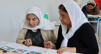 Hollanda'dan tatil için Şanlıurfa'da gelen kadın, 69 yaşında okuma yazma öğrendi