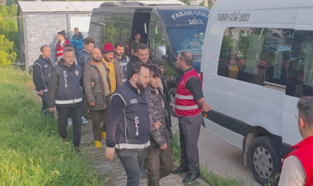 İki araçta 3 organizatör ve 23 düzensiz göçmen yakalandı