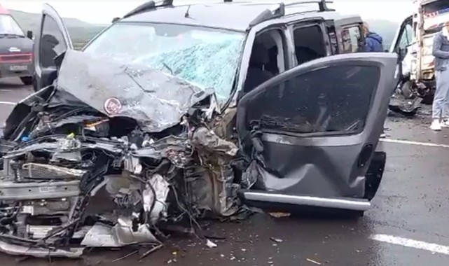 İki otomobil kafa kafaya çarpıştı: 2 yaralı