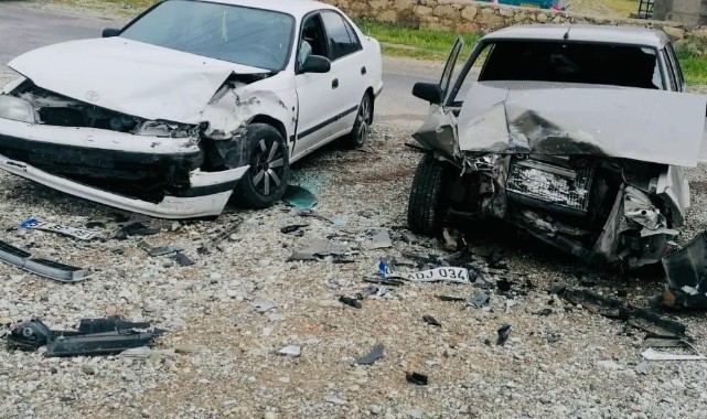 İki otomobil kafa kafaya çarpıştı: 3 kişi yaralandı