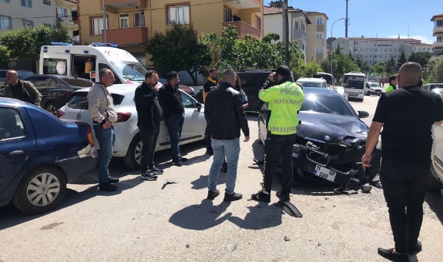 İki otomobil kavşakta çarpıştı: 2 yaralı