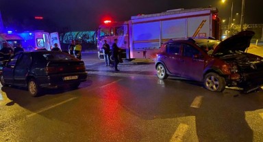 İki otomobilin çarpıştığı kazada 1’i ağır 5 kişi yaralandı