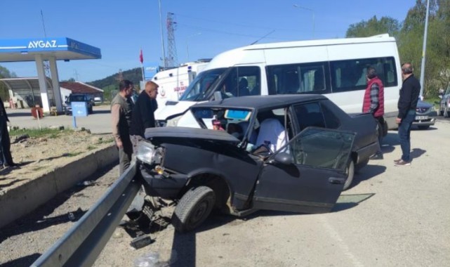 İşçi servisi ile otomobil çarpıştı: 4 yaralı