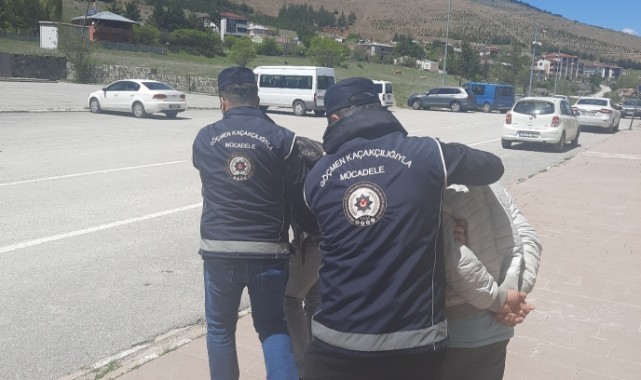 Kaçak göçmen taşıyan 2 kişi tutuklandı
