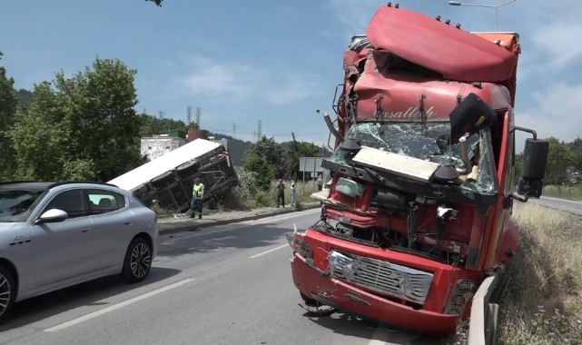 Kamyon ile çarpışan tır şarampole uçtu
