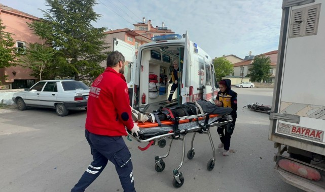 Kamyonet ile motosiklet çarpıştı: 2 yaralı