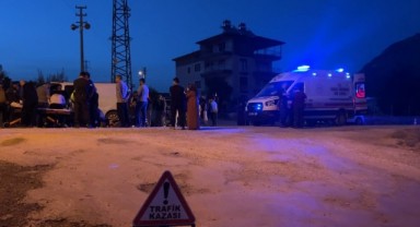 Kamyonetle çarpışan motosikletteki iki kişi yaralandı