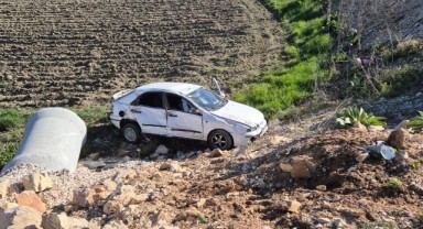 Kamyonla çarpışan otomobil, şarampole yuvarlandı