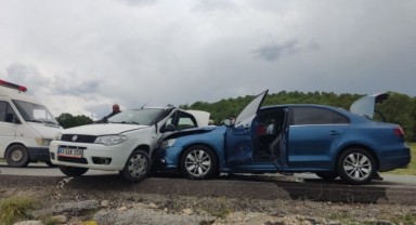 Karayolunda iki otomobil çarpıştı: 5 yaralı