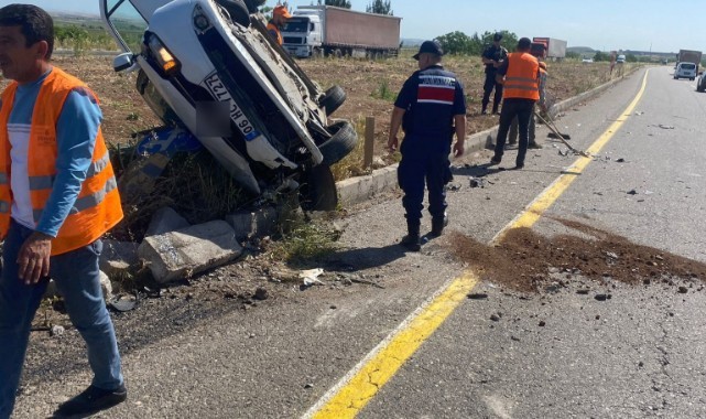 Karayolunda iki otomobil kafa kafaya çarpıştı: 3 yaralı