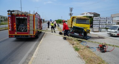Karayolunda otomobil kamyona çarptı: 3 ölü, 1 yaralı