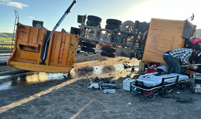 Karşı şeride geçen kamyon devrildi: 1 ölü, 2 yaralı