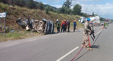 Katliam gibi kaza: Tır minibüsü biçti 8 ölü, 10 yaralı