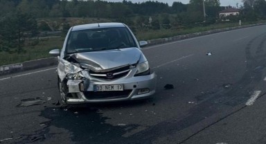 Kavşakta iki otomobil çarpıştı: 2 yaralı