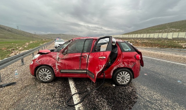 Kayganlaşan yolda karşı şeride geçip takla attı: 3 yaralı