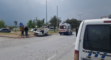 Kazada savrulan araç ters döndü: 3 yaralı